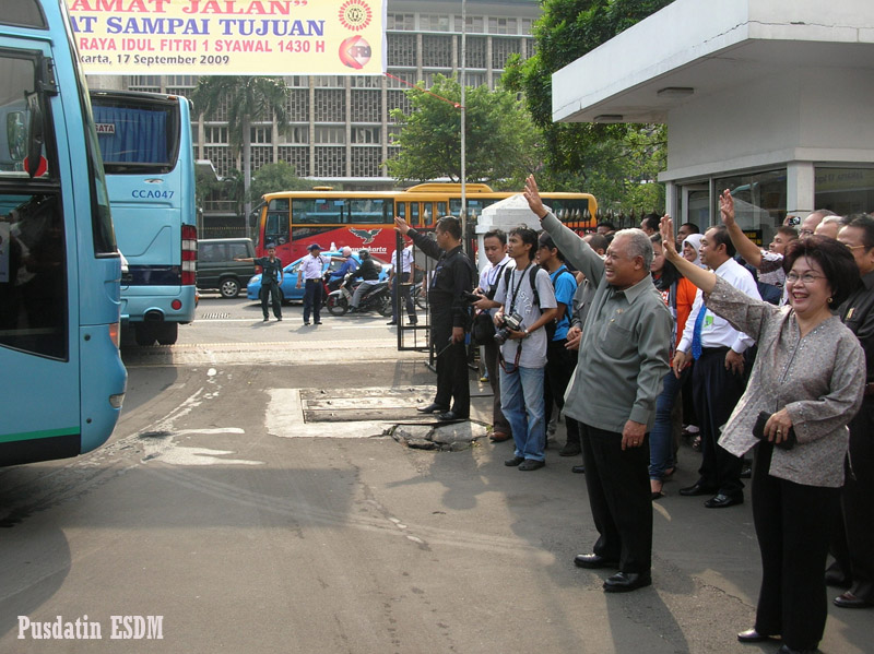 Menteri ESDM Beserta Ibu Lepas “Mudik Lebaran” Pegawai DESDM